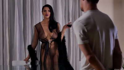 स्लट किरा क्वीनने तिच्या शेजाऱ्याला चहासाठी आमंत्रित केले आणि डिनर टेबलवर त्याला चोदले